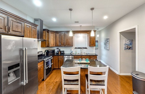 San Jacinto House | Smart Craftsman Home on Seawall | Gulf-View Observatory Deck | 500’ to Beach