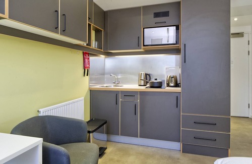 Ravenscourt Park Apartment | Smart Student Studio in West London