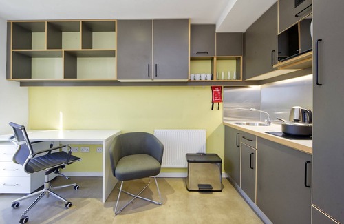 Ravenscourt Park Apartment | Smart Student Studio in West London