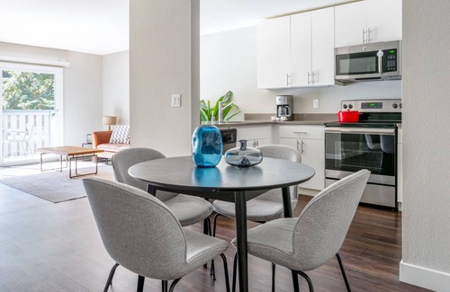 Sunnyvale Apartment | Smart Sunnyvale 1BR w/Gym, Pool, Spa, near Transit, by Blueground