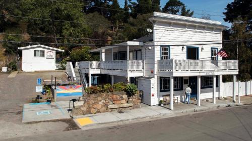 Bolinas Hotel | Smiley's Saloon & Hotel
