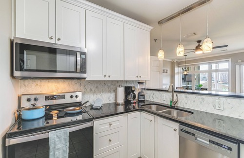 Huddleston Apartment | Smith Mountain Lake Retreat w/Resort Amenities!