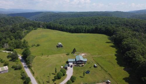 Mingo House | Smiths In-law suite! Pet friendly, hot tub!