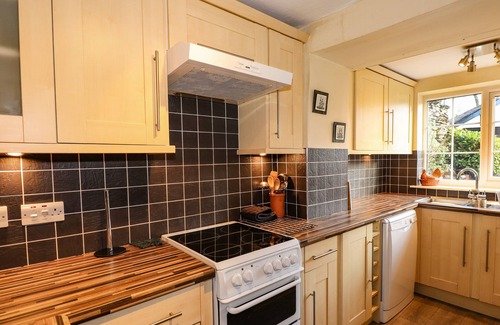 Bowland Bridge Cottage | SMITHY COTTAGE AT BOWLAND BRIDGE, pet friendly in Bowland Bridge
