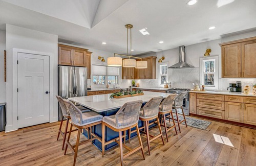 Moneta House | SML Sunset Escape~7 Bedroom/5 Bath~Sleeps 18~Hot Tub~Fire Pit~Private 2 Slip Dock~Pet Friendly