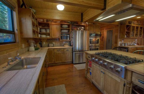 Zephyr Cove House | Smokey Joes by Lake Tahoe Accommodations