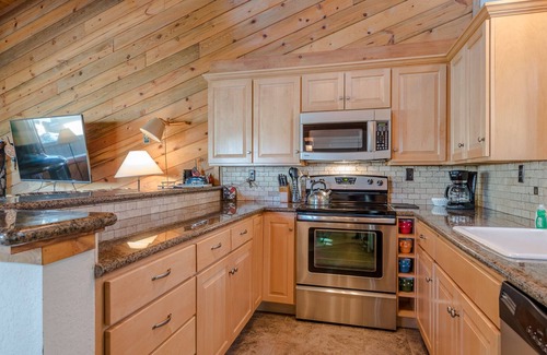 Warm Springs Condo | Smokey Plaza Condo 1 - Cozy Mountain Abode with Scenic View