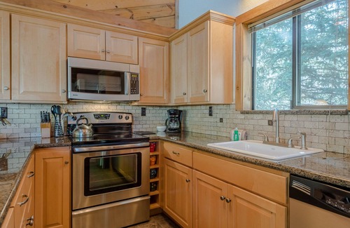 Warm Springs Condo | Smokey Plaza Condo 1 - Cozy Mountain Abode with Scenic View