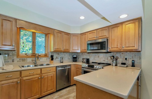 Blowing Rock Condo | Smokies 4 | Fireplace, Restaurant, Pool, Spa