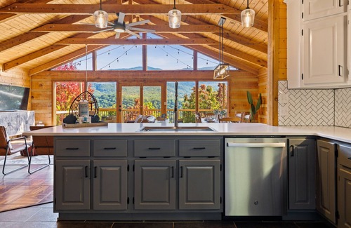 Gatlinburg - Pigeon Forge Cabin | Smoky Bear Lookout~Theater~HotTub~STUNNING VIEWS~Firepit