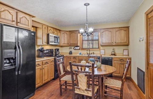 Pittman Center Cabin | Smoky Cove: Gorgeous, Pet Friendly Cabin located only 1 mile from Gatlinburg City limits!