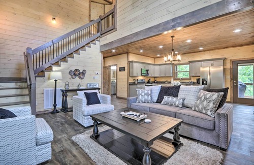 Gatlinburg - Pigeon Forge Cabin | Smoky Cove Retreat w/Private Hot Tub & Deck!