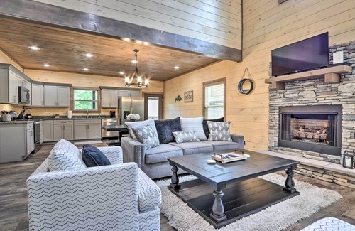 Gatlinburg - Pigeon Forge Cabin | Smoky Cove Retreat w/Private Hot Tub & Deck!