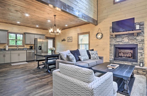 Gatlinburg - Pigeon Forge Cabin | Smoky Cove Retreat w/Private Hot Tub & Deck!
