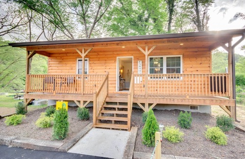 Cherokee Cabin | Smoky Mountain Cabin w/Hot Tub & River Views!
