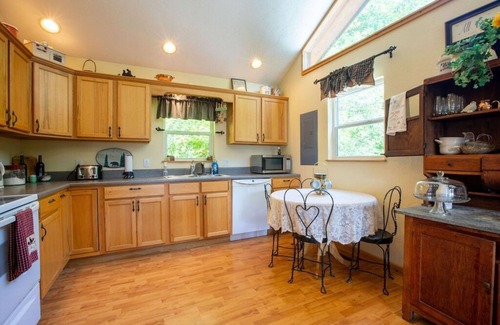 Sylva Cabin | Smoky Mountain Holiday Home with Hot Tub!