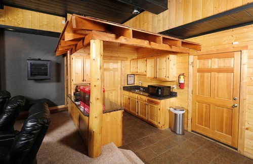 Gatlinburg - Pigeon Forge Cabin | Smoky Mountain Mist - Private Putt-Putt, Theater Room, + More!