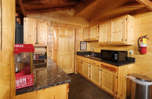 Gatlinburg - Pigeon Forge Cabin | Smoky Mountain Mist - Private Putt-Putt, Theater Room, + More!