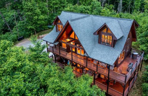 Gatlinburg - Pigeon Forge House | Smoky Mountains Chalet with Hot Tub