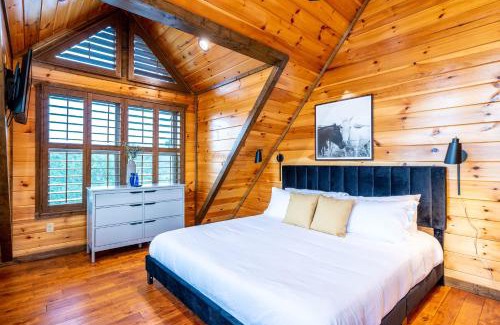 Gatlinburg - Pigeon Forge House | Smoky Mountains Chalet with Hot Tub