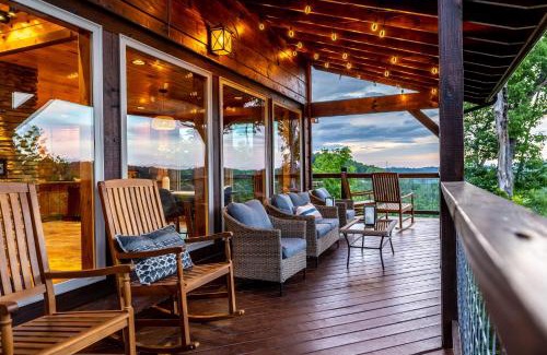 Gatlinburg - Pigeon Forge House | Smoky Mountains Chalet with Hot Tub