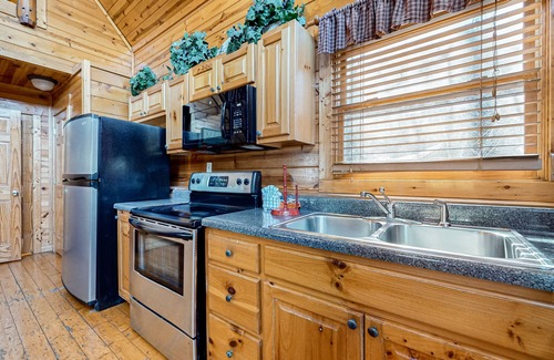 Gatlinburg - Pigeon Forge Cabin | Smoky Mtn cabin w/hot tub, pool table, foosball, & free attraction tickets