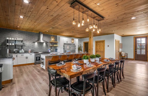 Gatlinburg - Pigeon Forge Cabin | Smoky Mtn Masterpiece ~ Luxury w/pool, epic theater, gameroom & views!