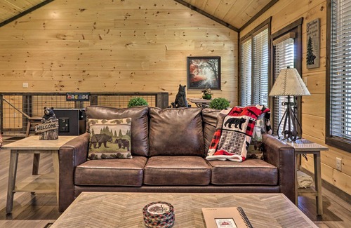 Gatlinburg - Pigeon Forge Cabin | Smoky Mtn 'Peaceful Paradise' w/ Indoor Pool!