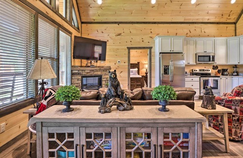 Gatlinburg - Pigeon Forge Cabin | Smoky Mtn 'Peaceful Paradise' w/ Indoor Pool!