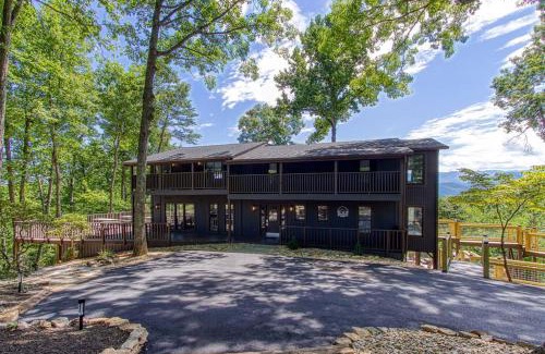 Gatlinburg - Pigeon Forge House | Smoky Vista Resort, Amazing Views, Hot Tub, 685 FREE tickets each paid day!