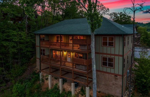 Pigeon Forge Cabin | SmokyStays 10 BR Cabin for 32 only 5 minutes to Dollywood!