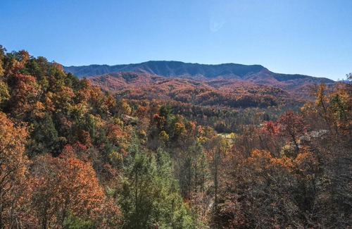Gatlinburg - Pigeon Forge House | SmokyStays 9 Bedroom Cabin