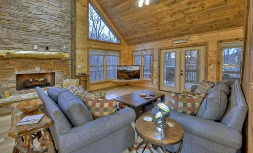 Mineral Bluff Villa | Smores Cabin Gas fireplace firepit hot tub comfy beds