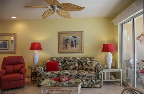 Mid Island Apartment | Smugglers Cove 6A6 condo
