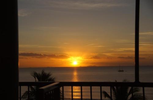 Wailoloa Hostel | Smugglers Cove Beach Resort & Hotel
