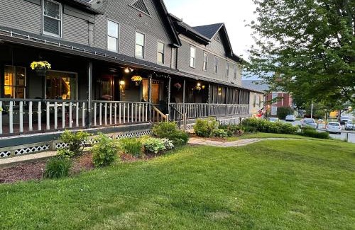 Jeffersonville Hotel | Smugglers Notch Inn