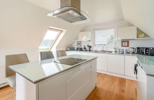 Milford Haven Cottage | SMUGGLERS REST, pet friendly, with hot tub in Pembroke Dock