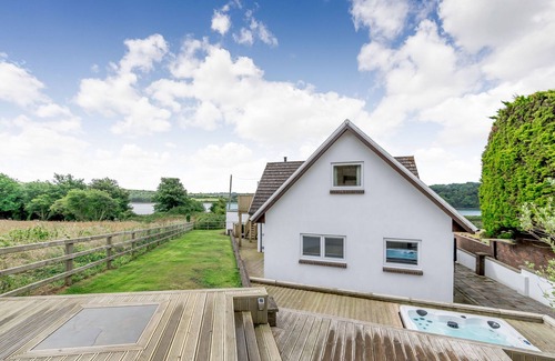 Milford Haven Cottage | SMUGGLERS REST, pet friendly, with hot tub in Pembroke Dock