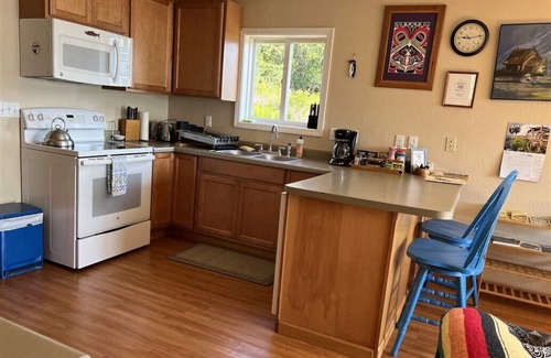 Haines Cottage | Snappers Inn cottage with water views, free bikes, washer/dryer, walk to town