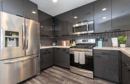 Los Angeles Apartment | Snazzy 3Bed HighRise with Pool, Spa & Rooftop deck