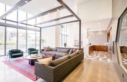 Los Angeles Apartment | Snazzy 3Bed HighRise with Pool, Spa & Rooftop deck