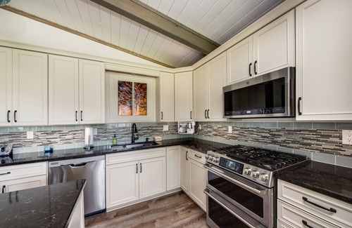 Lincoln City House | Snazzy home near the beach with private hot tub, patio & grill