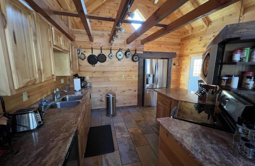 Beattyville Cabin | Sneaky Bear: Luxe lakeview cabin, caves, trails, fast WiFi @ BearTrackLake