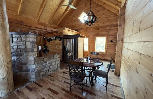 Beattyville Cabin | Sneaky Bear: Luxe lakeview cabin, caves, trails, fast WiFi @ BearTrackLake