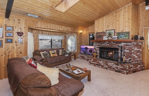Upper Moonridge House | Snooky Bear's Den by Destination Big Bear : Fantastic Upper Moonridge Location with Spectacular Mountain Views!