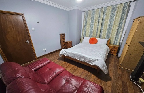 Slough Apartment | SnoozeDen Wellesley Slough Station | Double Room