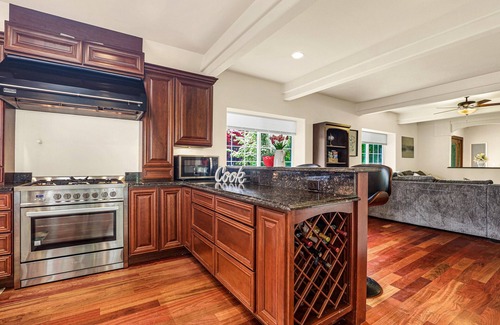 Snoqualmie House | Snoqualmie downtown private home on the river