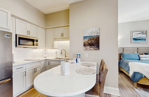 Morehead City Condo | Snow-bird friendly coastal condo near harbor with private balcony