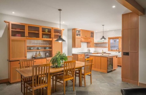Downtown Cottage | SNOW BIRDS Monthly discounts available! 4 bed remodeled stunning bungalow!