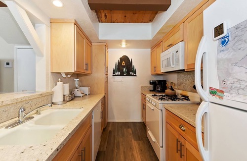 Big Bear Lake Condo | Snow Summit Chalet by Destination Big Bear : Next Door to Snow Summit for Easy Access to Skiing, Snowboarding and Tubing!